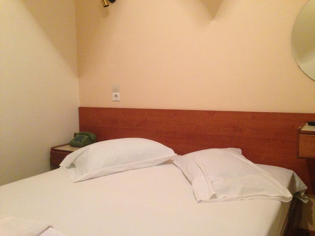 Noufara Hotel Kamena Vourla Buitenkant foto